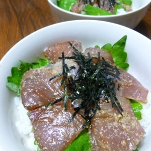 すりゴマが香ばしい♪ぶりのゴマ醤油漬け丼